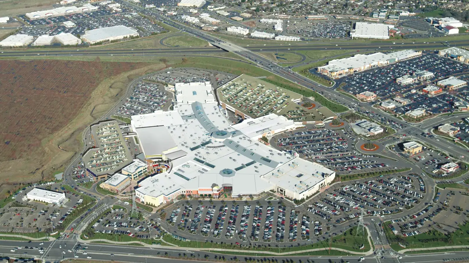 The Roseville Galleria sign in front of the mall.